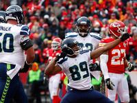 articles/2014/11/17/the-nfl-runs-on-piles-of-painkillers/141117-seahawks-silverman_dp5exw