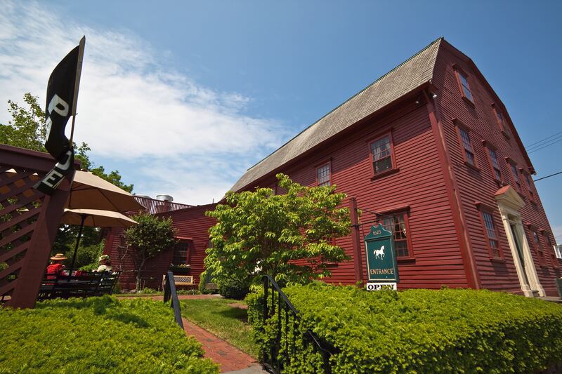 articles/2014/12/20/inside-the-world-s-10-oldest-restaurants/141219-oldest-restaurants-White-Horse-Tavern_cl4eic