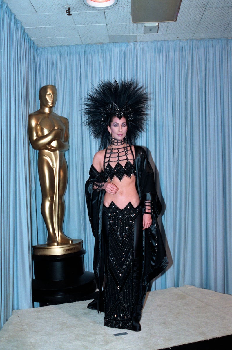 Cher arrived at the 1986 Academy Awards in a Bob Mackie midriff-baring gown and towering headpiece.