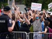 2020-06-28T021317Z_1991540034_RC22IH9393VD_RTRMADP_3_MINNEAPOLIS-POLICE-PROTESTS-LOUISVILLE_vc8fv6