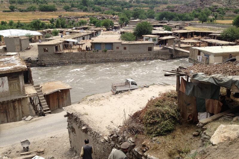 articles/2014/11/15/heart-of-darkness-into-afghanistan-s-korengal/111414-trevithick-korengal2-embed_ippe2t