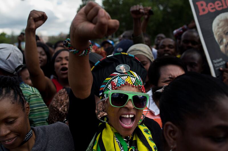 galleries/2013/12/10/mourning-nelson-mandela-photos/131212-mourning-update-8_uwie6a
