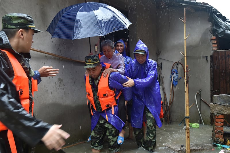 galleries/2015/08/09/typhoon-swamps-china-and-taiwan-photos/150809-china--typhoon-soudelor-07_kpwfyp