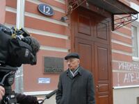 articles/2014/10/13/the-kremlin-s-plan-to-erase-russia-s-memory-and-its-conscience/141012-nemstova-human-rights-memorial-tease_hqxoup