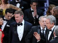 articles/2017/02/28/oscar-envelope-handler-was-busy-tweeting-pictures-of-celebs-when-disaster-struck/rsz_rts10pls_opd1rh