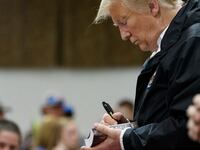 190408-lewis-trump-tease_wc4jn5