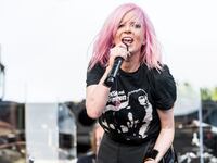 160624-stern-shirley-manson-tease_nxzsre_z6g7b8