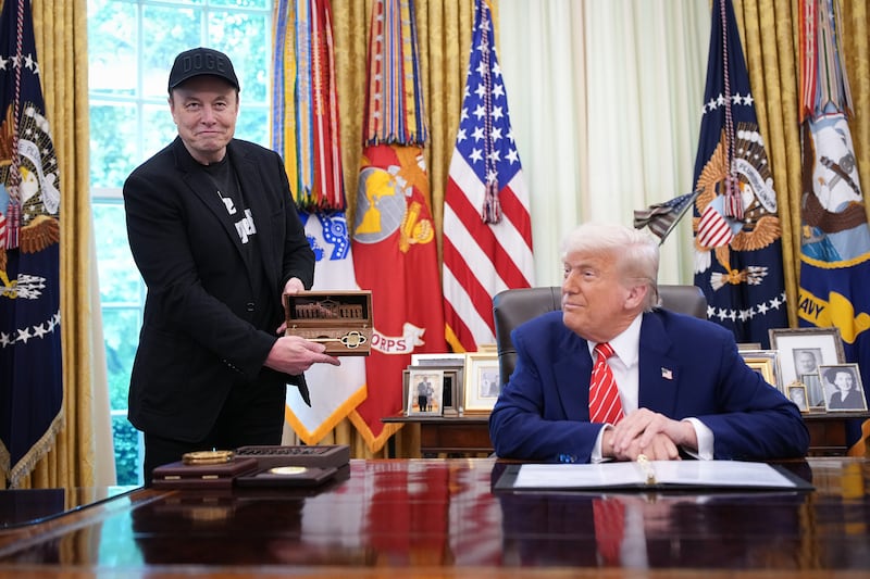 WASHINGTON, DC - MAY 30: Tesla CEO Elon Musk holds a key gifted by U.S. President Donald Trump in the Oval Office of the White House on May 30, 2025 in Washington, DC. Musk, who served as an adviser to Trump and led the Department of Government Efficiency, announced he would leave his role in the Trump administration to refocus on his businesses. (Photo by Kevin Dietsch/Getty Images)