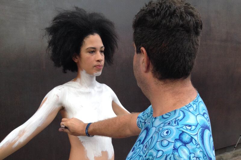 articles/2014/09/16/naked-on-a-new-york-street-for-art/140915-shire-photo2-embed_sbb8zh