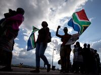 galleries/2013/12/10/mourning-nelson-mandela-photos/131212-mourning-update-1_ssfjhb